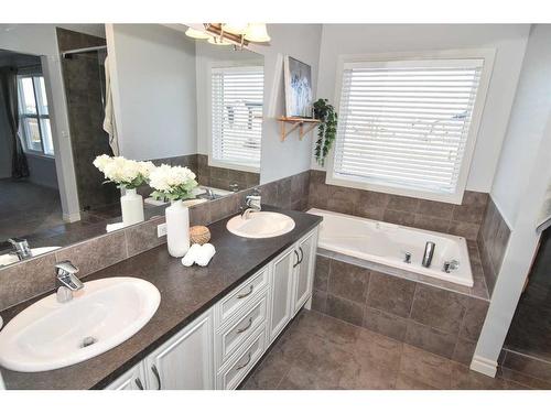 431 Hillcrest Circle Sw, Airdrie, AB - Indoor Photo Showing Bathroom