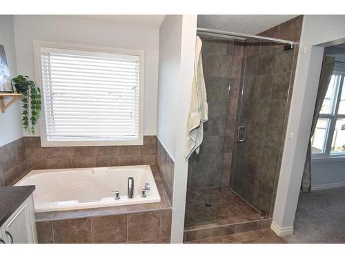 431 Hillcrest Circle Sw, Airdrie, AB - Indoor Photo Showing Bathroom