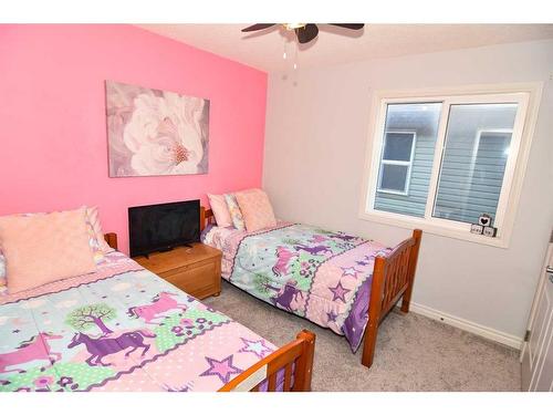 431 Hillcrest Circle Sw, Airdrie, AB - Indoor Photo Showing Bedroom