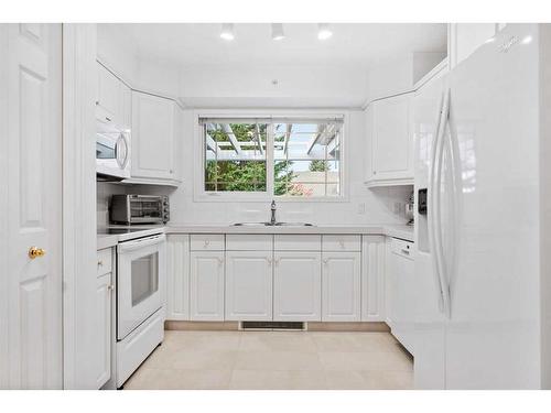 322-2144 Paliswood Road Sw, Calgary, AB - Indoor Photo Showing Kitchen