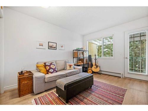 322-2144 Paliswood Road Sw, Calgary, AB - Indoor Photo Showing Living Room