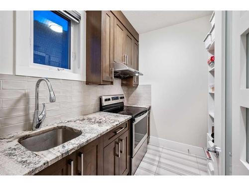 219 Kinniburgh Place, Chestermere, AB - Indoor Photo Showing Kitchen With Upgraded Kitchen