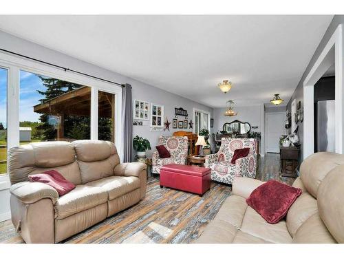 30123 Range Road 22, Rural Mountain View County, AB - Indoor Photo Showing Living Room