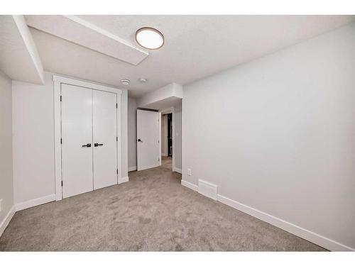 38 Armstrong Crescent Se, Calgary, AB - Indoor Photo Showing Other Room