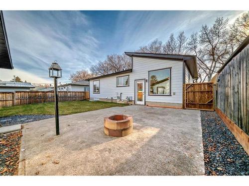 38 Armstrong Crescent Se, Calgary, AB - Outdoor