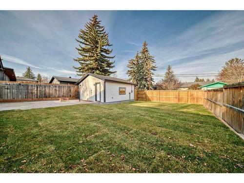 38 Armstrong Crescent Se, Calgary, AB - Outdoor