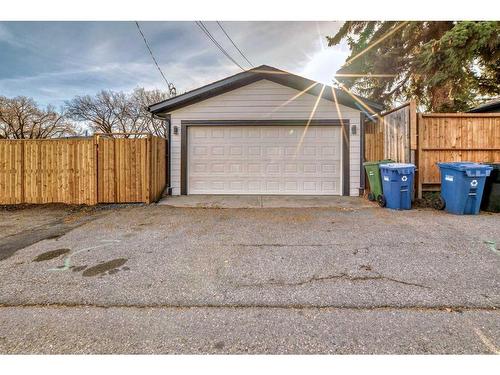 38 Armstrong Crescent Se, Calgary, AB - Outdoor