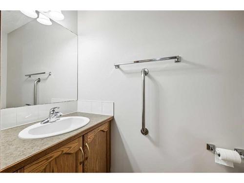 #216-72 Quigley Drive, Cochrane, AB - Indoor Photo Showing Bathroom