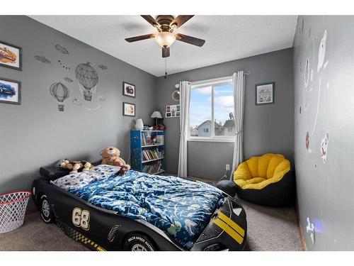 172 Cramond Crescent Se, Calgary, AB - Indoor Photo Showing Bedroom