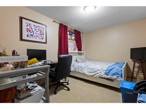 172 Cramond Crescent Se, Calgary, AB - Indoor Photo Showing Bedroom