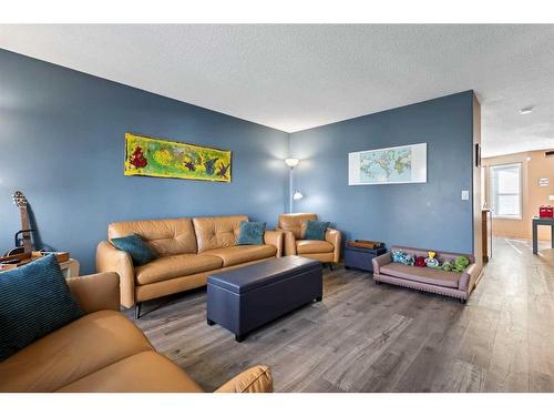 172 Cramond Crescent Se, Calgary, AB - Indoor Photo Showing Living Room