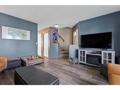 172 Cramond Crescent Se, Calgary, AB - Indoor Photo Showing Living Room