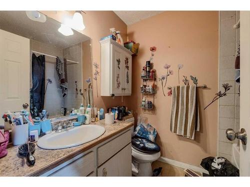 7844 21A Street Se, Calgary, AB - Indoor Photo Showing Bathroom