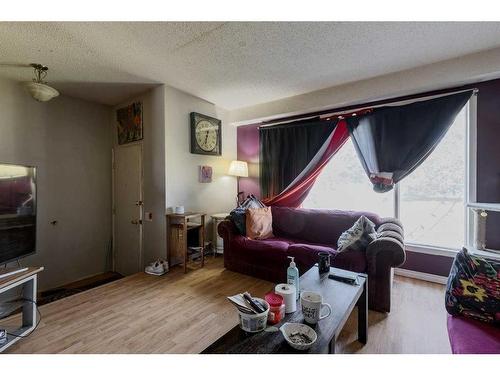 7844 21A Street Se, Calgary, AB - Indoor Photo Showing Living Room