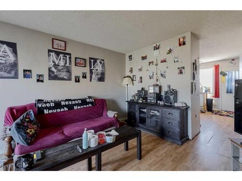 7844 21A Street Se, Calgary, AB - Indoor Photo Showing Living Room