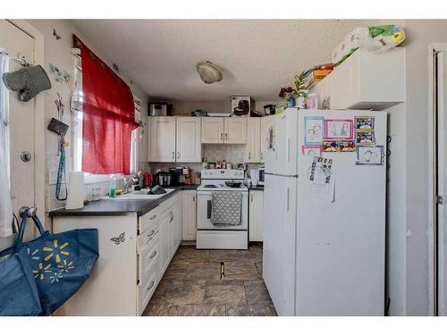 7844 21A Street Se, Calgary, AB - Indoor Photo Showing Kitchen