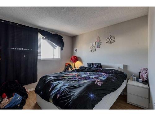 7844 21A Street Se, Calgary, AB - Indoor Photo Showing Bedroom