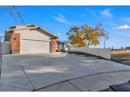 304 Pinemill Way Ne, Calgary, AB - Outdoor