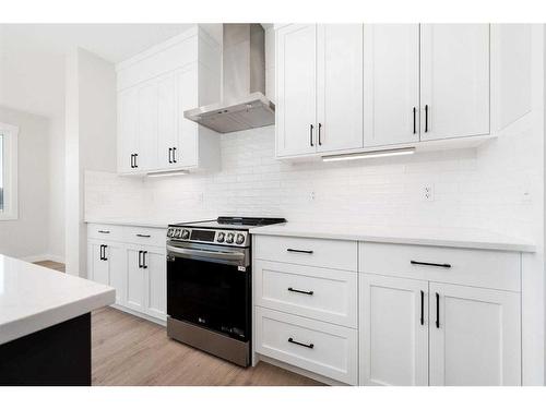 11 Creekstone Gardens Sw, Calgary, AB - Indoor Photo Showing Kitchen