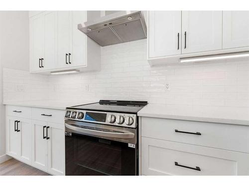 11 Creekstone Gardens Sw, Calgary, AB - Indoor Photo Showing Kitchen