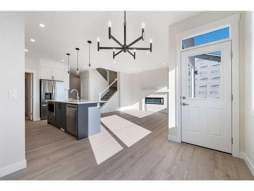 11 Creekstone Gardens Sw, Calgary, AB - Indoor Photo Showing Kitchen