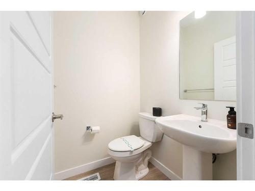 11 Creekstone Gardens Sw, Calgary, AB - Indoor Photo Showing Bathroom