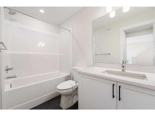 11 Creekstone Gardens Sw, Calgary, AB - Indoor Photo Showing Bathroom