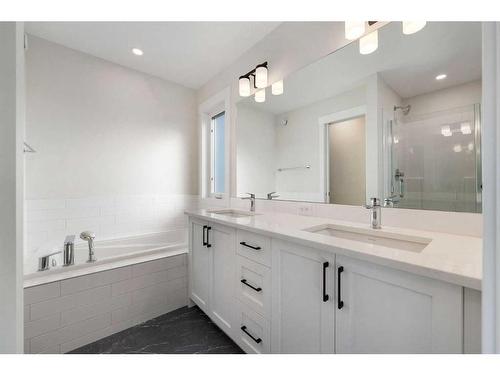 11 Creekstone Gardens Sw, Calgary, AB - Indoor Photo Showing Bathroom