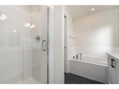 11 Creekstone Gardens Sw, Calgary, AB - Indoor Photo Showing Bathroom