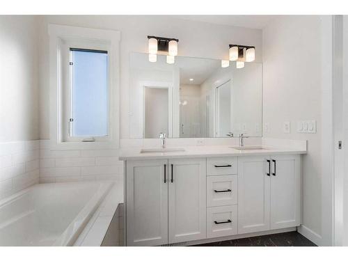 11 Creekstone Gardens Sw, Calgary, AB - Indoor Photo Showing Bathroom