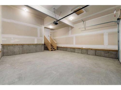 11 Creekstone Gardens Sw, Calgary, AB - Indoor Photo Showing Garage