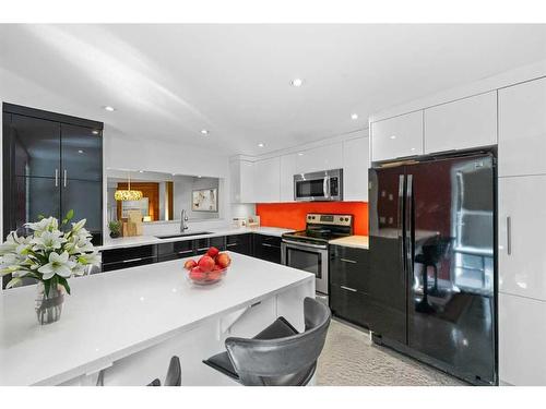 419-3131 63 Avenue Sw, Calgary, AB - Indoor Photo Showing Kitchen