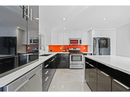 419-3131 63 Avenue Sw, Calgary, AB - Indoor Photo Showing Kitchen With Upgraded Kitchen