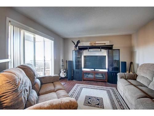 7413-304 Mackenzie Way Sw, Airdrie, AB - Indoor Photo Showing Living Room