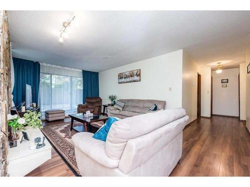 102-3719B 49 Street Nw, Calgary, AB - Indoor Photo Showing Living Room