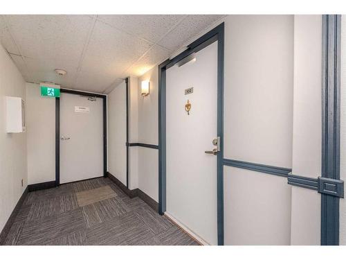 102-3719B 49 Street Nw, Calgary, AB - Indoor