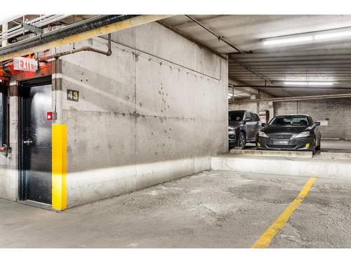 2611-221 6 Avenue Se, Calgary, AB - Indoor Photo Showing Garage