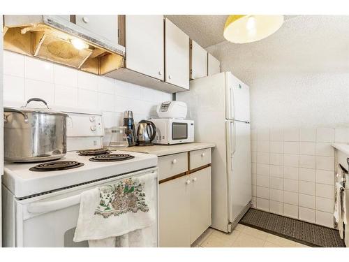 2611-221 6 Avenue Se, Calgary, AB - Indoor Photo Showing Kitchen