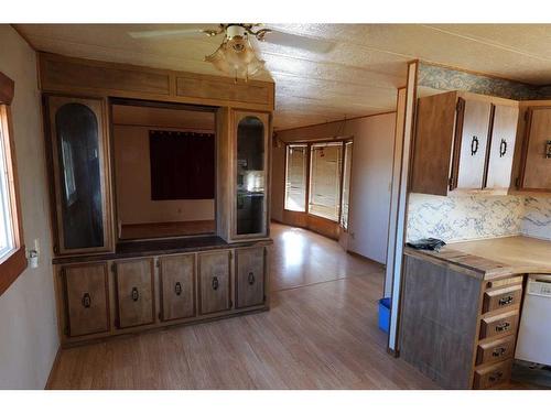 24-Riley St Street, High River, AB - Indoor Photo Showing Kitchen