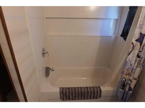 24-Riley St Street, High River, AB - Indoor Photo Showing Bathroom