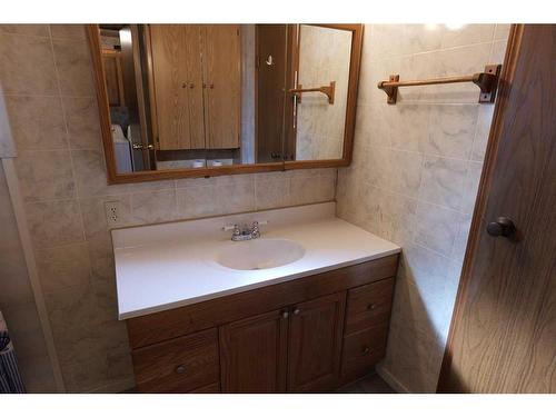 24-Riley St Street, High River, AB - Indoor Photo Showing Bathroom