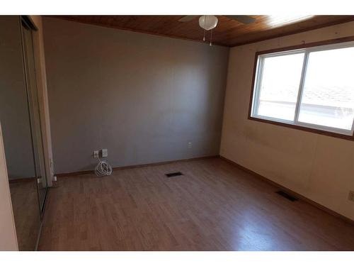 24-Riley St Street, High River, AB - Indoor Photo Showing Other Room