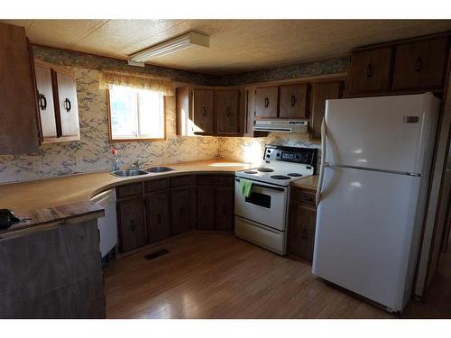 24-Riley St Street, High River, AB - Indoor Photo Showing Kitchen With Double Sink