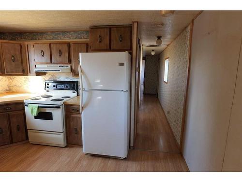 24-Riley St Street, High River, AB - Indoor Photo Showing Kitchen