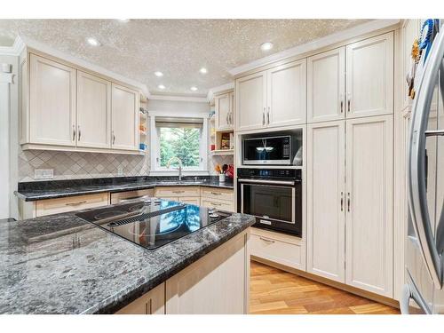 143 Christie Knoll Heights Sw, Calgary, AB - Indoor Photo Showing Kitchen