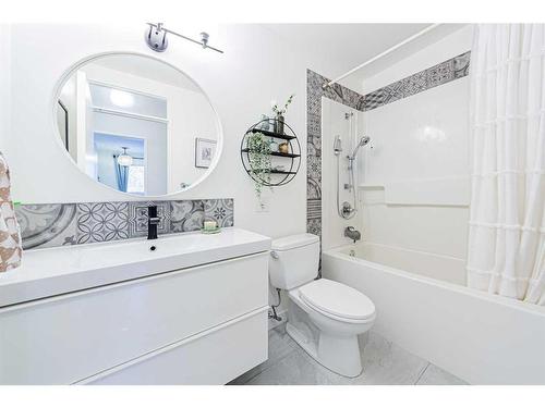 7803 Silver Springs Road Nw, Calgary, AB - Indoor Photo Showing Bathroom