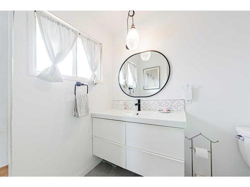 7803 Silver Springs Road Nw, Calgary, AB - Indoor Photo Showing Bathroom