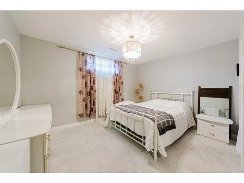 7803 Silver Springs Road Nw, Calgary, AB - Indoor Photo Showing Bedroom