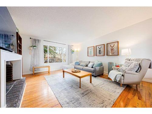 7803 Silver Springs Road Nw, Calgary, AB - Indoor Photo Showing Living Room