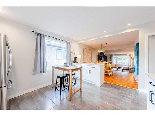 7803 Silver Springs Road Nw, Calgary, AB - Indoor Photo Showing Kitchen